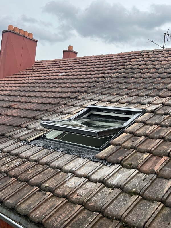 création fenêtre de toit de type velux de désenfumage
