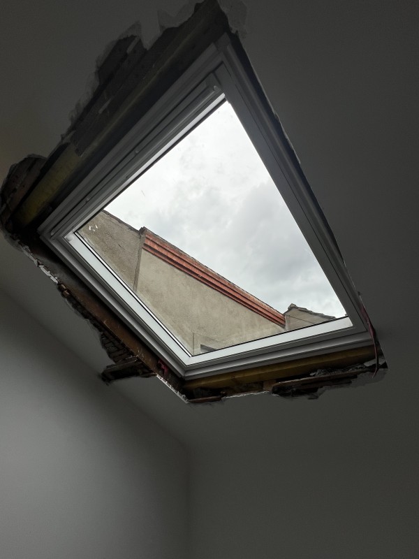création fenêtre de toit de type velux de désenfumage